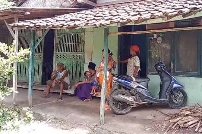 BAKAL DIBENAHI: Rumah yang ditinggali Rifka di Desa Sindetlami. (Foto: Istimewa)