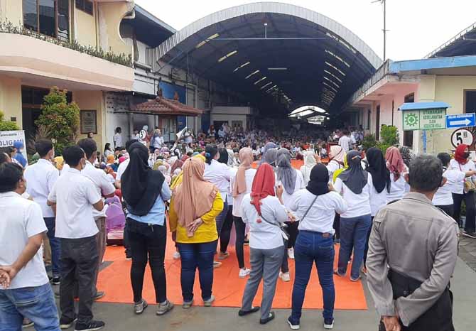 PERJUANGKAN HAK: Para buruh masih mogok kerja dan menunggu pembayaran gaji dan THR. (Foto: Rizal F Syatori/Jawa Pos Radar Bromo)