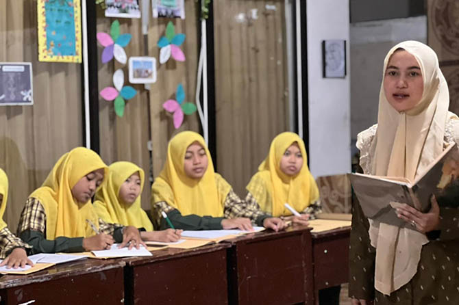 EDUKASI: Ning Nia saat mengajar santriwati di pondok putri Ponpes Singa Putih Munfaridin. (Foto: Rizal: F Syatori/Jawa Pos Radar Bromo)