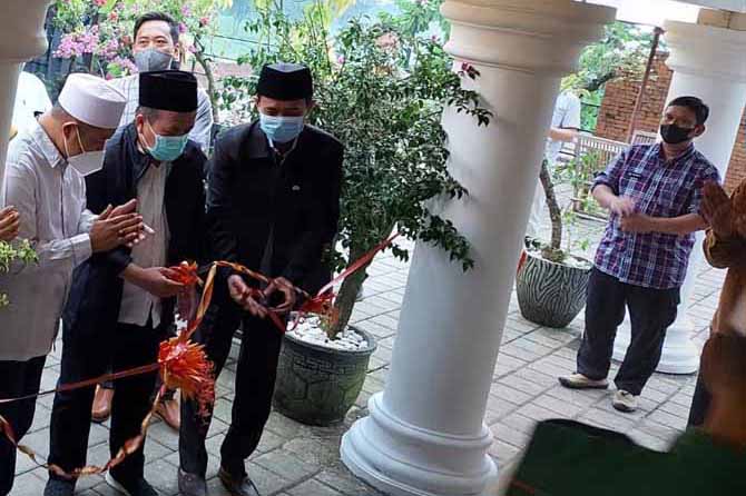 LAUNCHING: Wabup Mujib Imron menggunting pita sebagai tanda dibukanya Angon Jiwo Cabang Pasuruan.