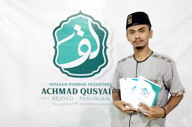 TERUS BERBAGI ILMU: Gus Ilmi, selain menyediakan pendidikan pesantren gratis, ia juga menebar ilmu kepada jamaah melalui warung-warung kopi. (Foto: Muhamad Busthomi/Jawa Pos Radar Bromo)