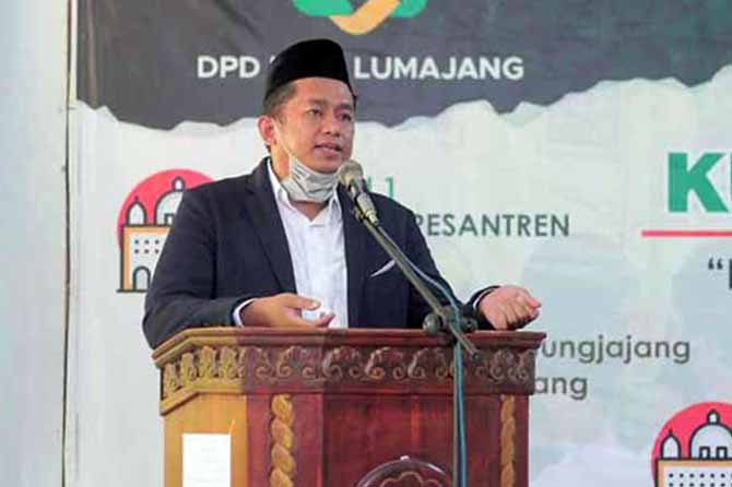 JIWA PENGUSAHA: Gus Mamat, terus berusaha mengembangkan dunia pesantren. Termasuk dalam wirausaha dengan melibatkan para santri dan alumni. (Foto: Muhamad Busthomi/Jawa Pos Radar Bromo)