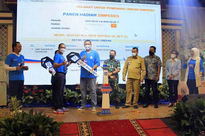 ACARA UNDIAN: Penyerahan simbolis kepada Kepala Unit BRI Sukorejo Wahyudi ketika acara undian pada 29 Maret 2022 yang lalu. (Foto: Istimewa)