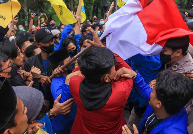 BERSITEGANG: Saling dorong antara mahasiswa dan polisi terjadi di kantor DPRD Kabupaten Pasuruan. (Foto: M Zubaidillah/Jawa Pos Radar Bromo)