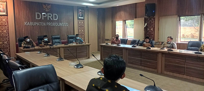 BAHAS PERUBAHAN SOTK: Suasana rapat DPRD dan Pemkab Probolinggo soal Perubahan SOTK, kemarin. (Agus Faiz Musleh/ Radar Bromo)