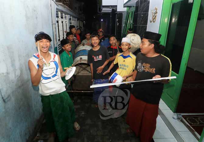 GUGAH SAHUR: Sejumlah bocah menggelar patrol sahur di kawasan Wironini, Kecamatan Purworejo, Kota Pasuruan, Kamis (7/4) dini hari. (Foto: M Zubaidillah/Jawa Pos Radar Bromo)
