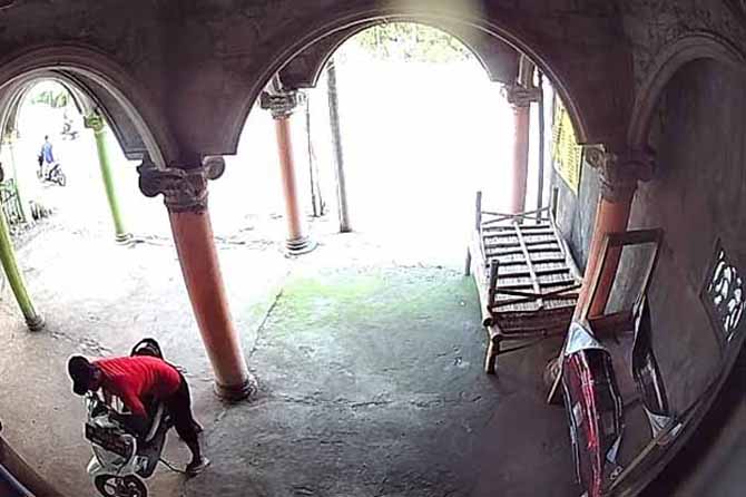 CEPAT: Aksi pelaku merusak kunci motor di Desa Warungdowo. Pelaku tak butuh waktu lama untuk membawa kabur motor. (Foto Screenshot)