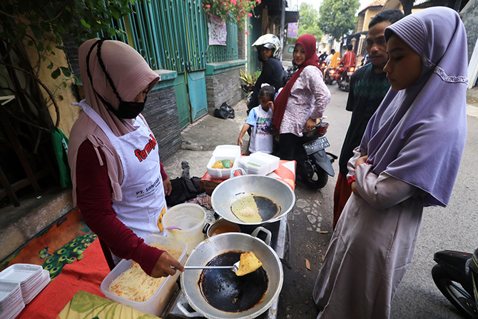 BANYAK DIBURU: Sejumlah warga antre menunggu martabak jadul di Bangil. Saat Ramadan, martabak jadul ini banyak diburu untuk menu takjil dan tadarus. (Mokhammad Zubaidillah/ Radar Bromo)