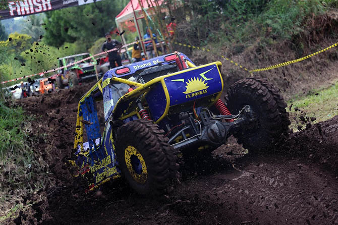 MENANTANG: Aksi mobil offroad dari tim Galena Donkas saat mengikuti kejuaraan di luar kota. (Istimewa)