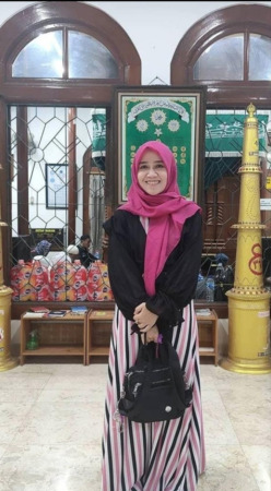 INOVATIF: NingÂ Ririn, terus berusaha membekali santrinya dengan keterampilan agar bisa mandiri. (NingÂ Hurin Ain For Jawa Pos Radar Bromo)