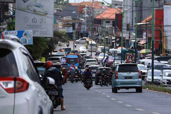 PADAT: Suasana di Jalan RA Kartini, Kecamatan Pandaan, Senin (18/4) siang. (Foto: M Zubaidilah/Jawa Pos Radar Bromo)
