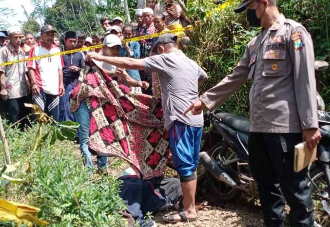 BERSIMBAH DARAH: Polisi melakukan olah TKP di lokasi meninggalnya Neman. Di tubuh korban ditemukan luka bacok. (Foto: Polres Probolinggo for Jawa Pos Radar Bromo)