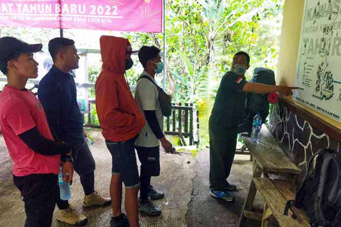 BERI INFO: Petugas Pos Pendakian menjelaskan aturan dan rute kepada pendaki di Prigen. (Foto: M Zubaidillah/Jawa Pos Radar Bromo)