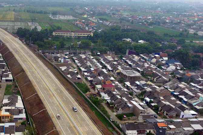 HARUS BERIZIN: Perumahan di Kelurahan Sekargadung dipotret dari atas. Adanya pembangunan dimanfaatkan pemkot untuk menarik pemasukan dari izin mendirikan bangunan. (Foto: Dok. Radar Bromo)