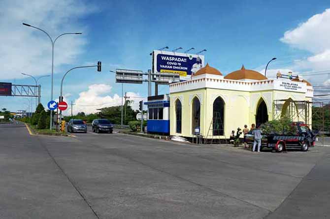 SIAP MELAYANI: Pos pelayanan (posyan) Polres Pasuruan di persimpangan Taman Dayu Pandaaan siap melayani pemudik Lebaran 1443 H. Di posyan disiapkan bantuan untuk masyarakat yang membutuhkan. Termasuk, vaksinasi on the spot. (Foto: Rizal F Syatori/Jawa Pos