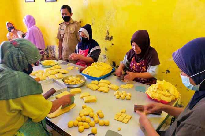 PRODUKSI: Sejumlah pekerja memproduksi kue pia di salah satu rumah produksi di Dusun Warurejo, Desa Kejapanan, Kecamatan Gempol, Kabupaten Pasuruan, Senin (18/4). (Foto: Rizal Fahmi Syatori/Jawa Pos Radar Bromo)