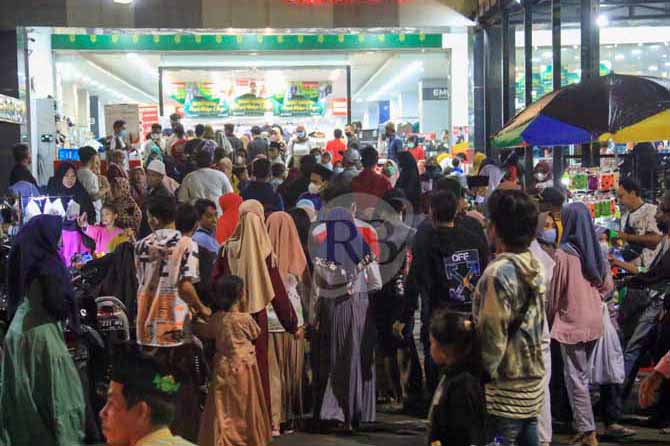 RAMAI: Salah satu toko di Kota Pasuruan didatangi banyak calon pembeli. Menjelang Lebaran, sejumlah pertokoan semakin ramai pengunjung. (Foto: M. Zubaidillah/Jawa Pos Radar Bromo/Jawa Pos Radar Bromo)