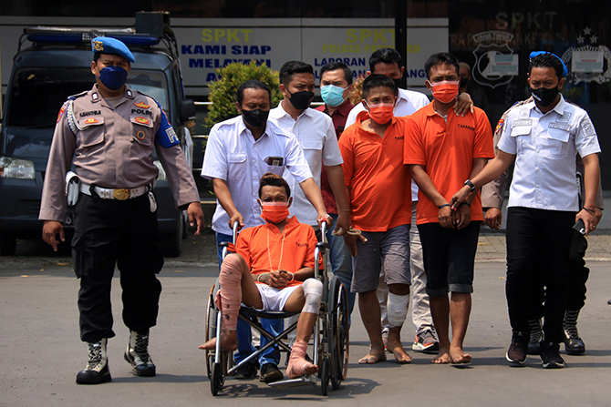TRIO BEGAL: Anggota Polres Pasuruan mengawal tiga kriminal yang berkomplot membegal sepeda motor di berbagai wilayah di Pasuruan. Mereka ternyata teman satu kampung. (Mokhamad Zubaidillah/Radar Bromo)