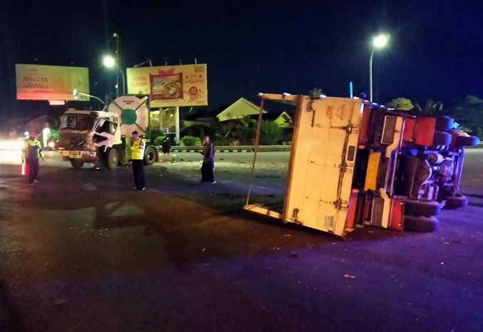 APES: Truk engkel terguling usai tertabrak truk tangki di simpang empat Taman Dayu Pandaan, Jumat (15/4) pagi. (Foto: Rizal F Syatori/Jawa Pos Radar Bromo)