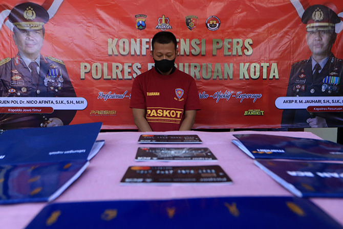 TERJERAT PENIPUAN: Syaiful Efendi saat dirilis di Mapolres Pasuruan Kota. (Mokhamad Zubaidillah/Radar Bromo)