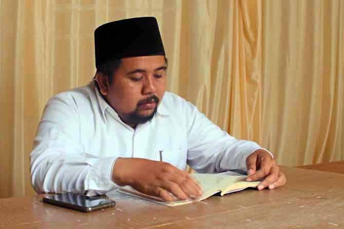KAJI KITAB KLASIK: Gus Husni Mubaroq, ketika mengaji Kitab Nadam Safina, karangan K.H. Moh. Hasan Genggong. (Foto: Gus Husni Mubaroq for Jawa Pos Radar Bromo)