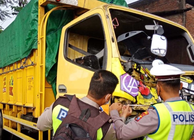 NAHAS: Truk yang tertabrak korban saat diamankan petugas.