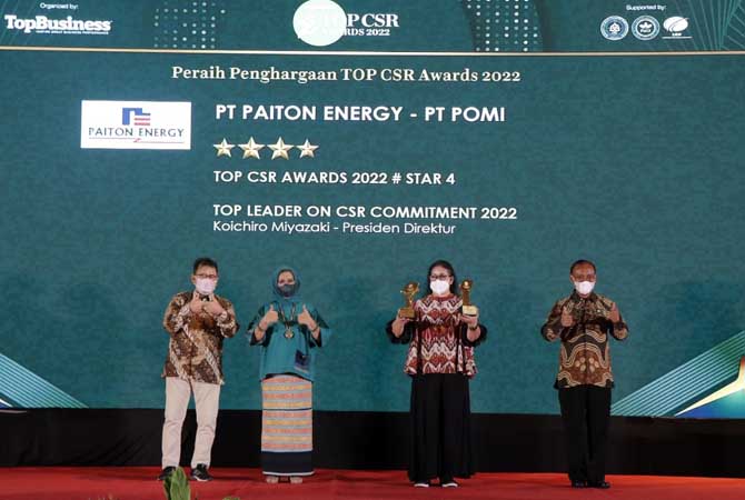 Perwakilan PT Paiton Energy dan Pomi saat menerima penghargaan CSR Award 2022.