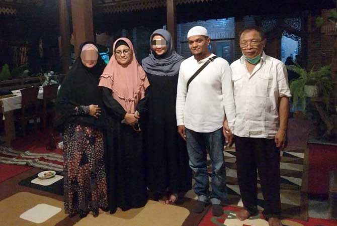 GANDENG TANGAN AYAH KORBAN: Tersangka Ziath Ibrahim Balbyd (peci putih) saat takziah ke rumah korban. Ia nampak menggandeng tangan ayah korban saat takziah. Ziath takziah bersama anak tiri (kiri, tersangka) dan istrinya (paling kiri).