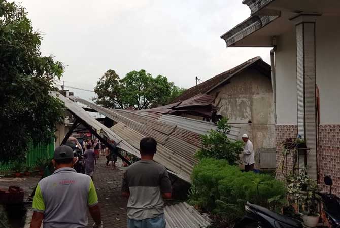 Salah satu atap parkiran rumah warga yang ambruk usai diterjang puting beliung.