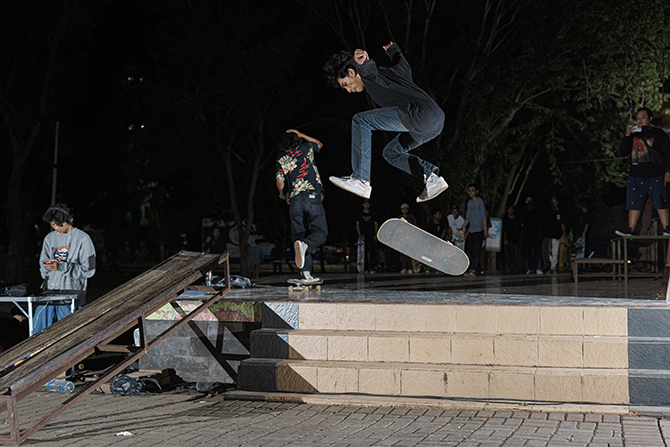 UNJUK AKSI: Arif, skater asal Probolinggo saat menunjukkan trik nollie tre di ajang Enma Volume 5, di Alun-alun Probolinggo. (Fahreza Nuraga/Radar Bromo)