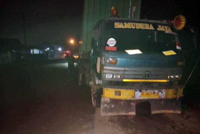Truk kontainer yang ditabrak korban saat parkir lantaran mogok.