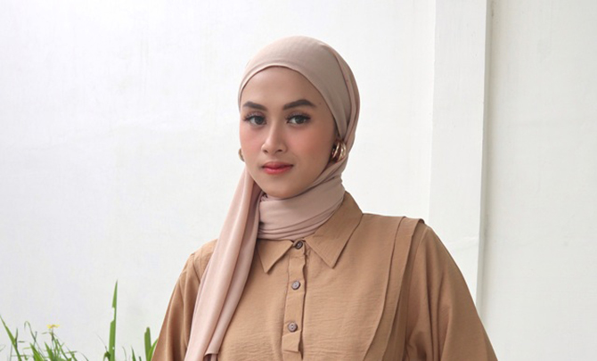 MODIS: Seorang model peragakan model jilbab pashmina tanpa peniti.
