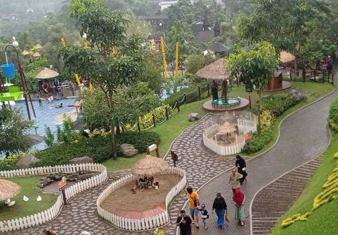 JUJUKAN: Wisatawan mengunjungi salah satu sudut destinasi wisata Cimory di Kecamatan Prigen, Minggu (8/5) pagi. (Foto: Rizal F Syatori/Jawa Pos Radar Bromo)