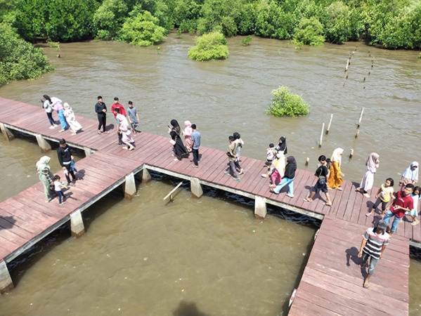 MENINGKAT: Sejumlah wisatawan menikmati keindahan alam di Pantai Bahak, Kecamatan Tongas. (Fuad Alyzen/Jawa Pos Radar Bromo)