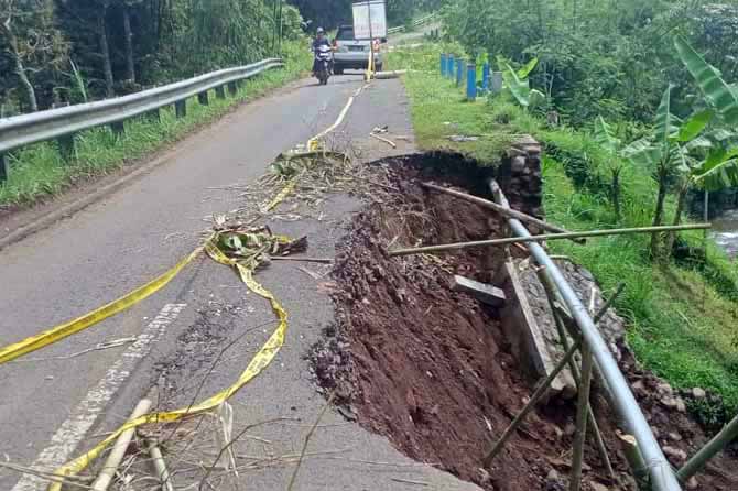 TERGERUS: Jalan di Dusun Paleran, Desa Andungsari, Kecamatan Tiris, Kabupaten Probolinggo, tergerus longsor.