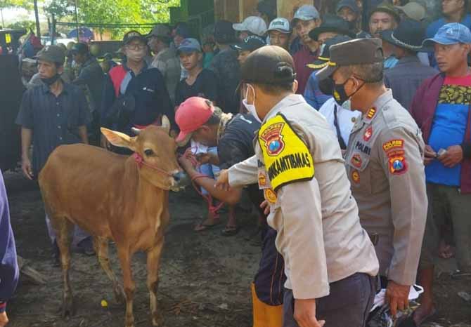 PANTAU: Polisi patroli di pasar hewan Banyuanyar. (Foto: Istimewa)