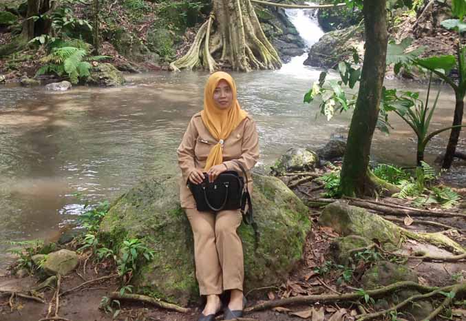 POTENSI WISATA: Kades Lumbang Tiarsi berada di Wisata Sumber Air Tirta Ageng Desa Lumbang. Destinasi wisata ini terus dikembangkan untuk menunjang perekonomian desa. (Foto: Arif Mashudi/Jawa Pos Radar Bromo)