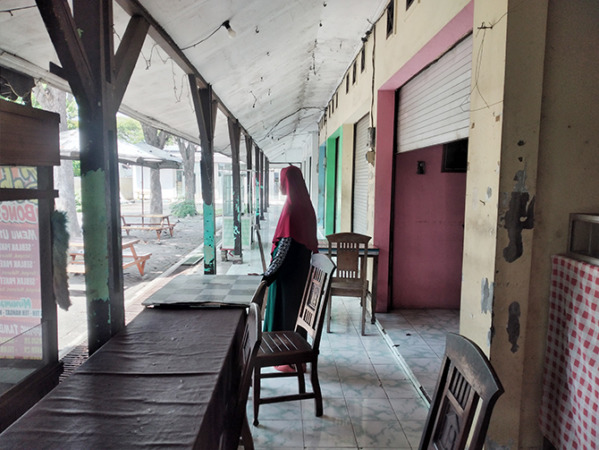 MENGELUH: Maimunah Nawaroh menunggu pengunjung di depan warungnya di Rest Area Tongas, Kabupaten Probolinggo. (Fuad Alyzen/Jawa Poss Radar Bromo)