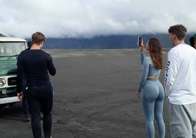 NIKMATI ALAM: Wisatawan mancanegara menikmati view Lautan Pasir Bromo. (Foto: Istimewa)