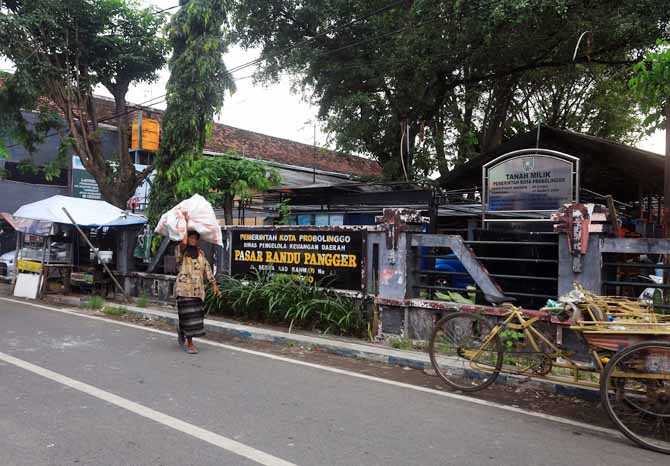 PERLU DIREHAB: Pasar Randu Pangger yang ada di Wiroborang. Dinas Koperasi UMKM, Perindustrian dan Perdagangan berkeingina merevitalisasi pasar tahun ini. (Foto: Zainal Arifin/Jawa Pos Radar Bromo)