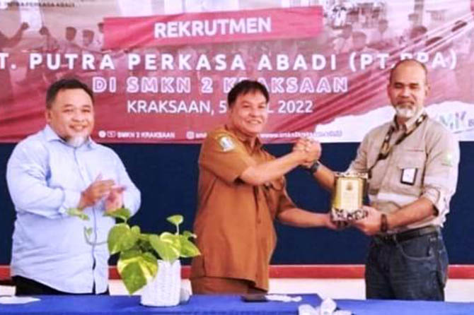 REKRUTMEN: Kepala SMKN 2 Kraksaan Sumariadi, S.Pd, M.Pd., didampingi Waka Humas SMKN 2 Kraksaan Sigit Praseto, S.T., menyerahkan cinderamata kepada perwakilan perusahaan pertambangan nasional saat menggelar rekrutmen.