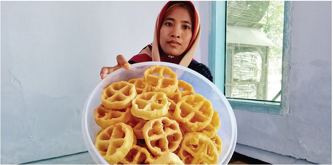 BUATAN SENDIRI: Habiba menunjukan kue matahari hasil buatannya. (Foto: Mukhamad Rosyidi/Jawa Pos Radar Bromo)