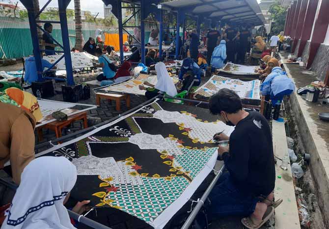 ANTUSIAS: Peserta dari SD/MI dan SMP/MTs Kota Pasuruan bersemangat membatik dalam memperingati Hari Pendidikan Nasional, Selasa (10/5). (Foto: Erri Kartika/Jawa Pos Radar Bromo)