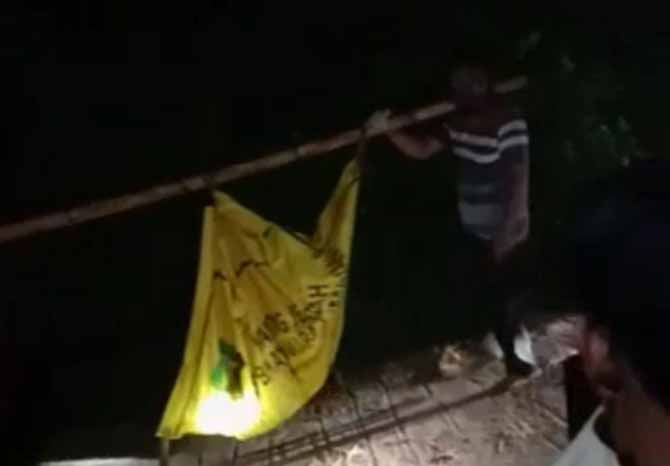 EVAKUASI: Petugas dan warga membawa jenazah Sanito yang ditemukan di hutan Gondosuli, Senin (16/5). Sanito dipekirakan terjatuh ke jurang hingga tewas. (Foto: Istimewa)