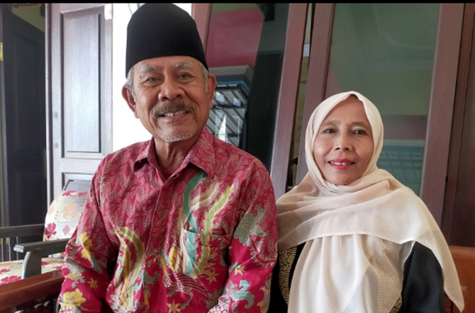 Achmad Bachrudin dan istrinya Watini Nani yang tidak bisa menunaikan ibadah haji bersama. (Iwan Andrik/Radar Bromo)