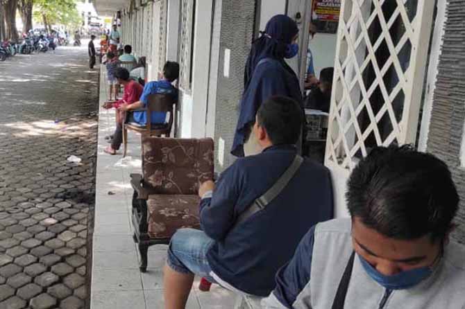 JADI IKON: Kios potong rambut di Pasar Kebonagung jelang akhir Ramadan. Para tukang potong rambut bisa ketiban berkah dengan banyaknya pengunjung. (Foto: Fandi Armanto/Jawa Pos Radar Bromo)
