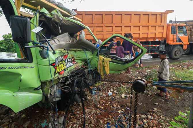 DIEVAKUASI: Salah satu truk yang terlibat kecelakaan di Jalan Kejayanâ€”Purwosari ditarik mobil derek, Jumat (20/5) sore. (Foto: M Zubaidillah/Jawa Pos Radar Bromo)