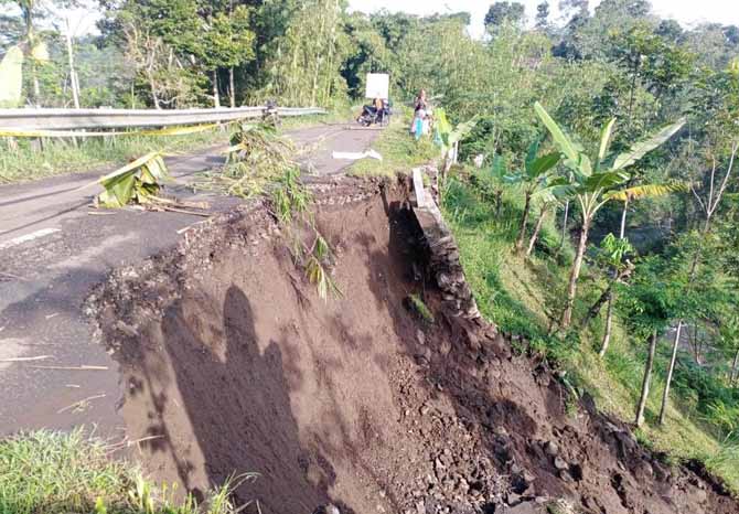 JALAN UTAMA: Bahu ruas jalan di Andungsari yang longsor. Kini jalan sementara tidak bisa dilintasi kendaraan roda empat dan warga harus berhati-hati saat melintas. (Foto: Pemdes Andungsari for Jawa Pos Radar Bromo)