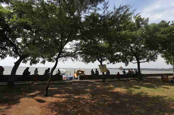 MINIM SARPRAS: Suasana di Pantai Bentar saat siang hari. Perlu ada tambahan fasilitas di tempat wisata andalan kabupaten Probolinggo ini. (Foto: Zainal Arifin/Jawa Pos Radar Bromo)