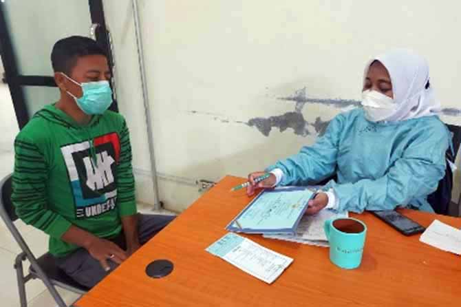 BIAR PAHAM: Tenaga kesehatan Puskesmas Pasrepan memberikan edukasi kepada pasien TBC. (Foto: Puskesmas Pasrepan for Jawa Pos Radar Bromo)